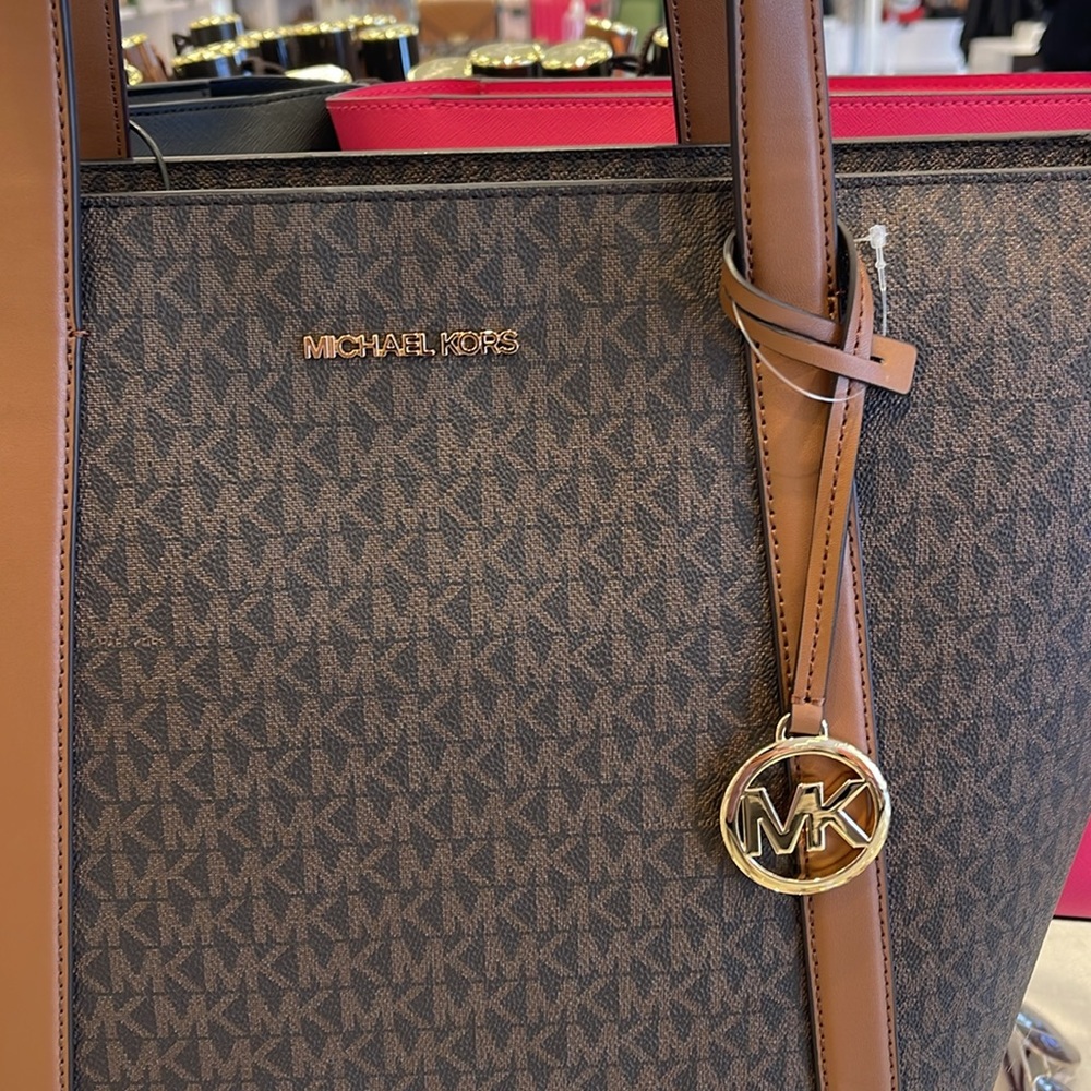 MICHAEL KORS
Pratt Large Signature Logo Tote Shoulder Bag
COLOR BROWN
NWT - Picture 2 of 16